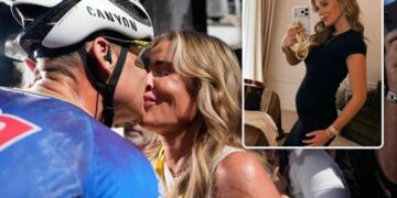 🔥😱 Mathieu van der Poel en Roxanne Bertels hebben zojuist de naam van hun aanstaande dochter onthuld! De naam is zo verrassend dat er een verhit debat op sociale media is ontstaan; fans raken er niet over uitgepraat en vragen zich af welke betekenis er achter deze unieke naam schuilgaat. 👇👇