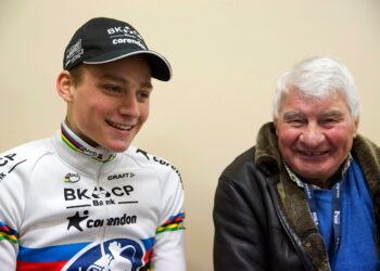 ❤️🚴 Een bijzonder eerbetoon van Mathieu van der Poel aan zijn legendarische grootvader “Poupou” “De volgende generatie (zijn ongeboren dochter) opdragen aan zijn nagedachtenis”