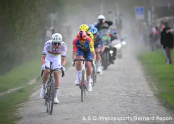 Vodja ekipe UAE Team Emirates-XRG Mauro Gianetti je potrdil, da načrti Tadeja Pogačarja za nastop na dirki Pariz–Roubaix leta 2027 ostajajo nespremenjeni, kljub padcu, ki je Slovencu predčasno končal sezono na dirki po Španiji (Vuelta a España).