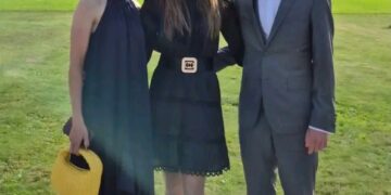 Ne boste verjeli, kdo se je v tako čudoviti podobi pojavil na poroki kolesarskega prijatelja 🇸🇮  Tadej Pogačar in Urška Žigart sta ta konec tedna kolesarske drese zamenjala za elegantna poročna oblačila – in ta slovenski zvezdniški par nas nikakor ni razočaral.