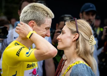 Vse oči so bile uprte v zadnjih 28 let, potem ko je Urška Žigart delila ganljivo rojstnodnevno sporočilo. Njene iskrene besede, namenjene Tadeju Pogačarju, so skupaj z naklonjenostjo, ki jo je izrazila zasebno, popolno ujele trenutek čiste sreče.